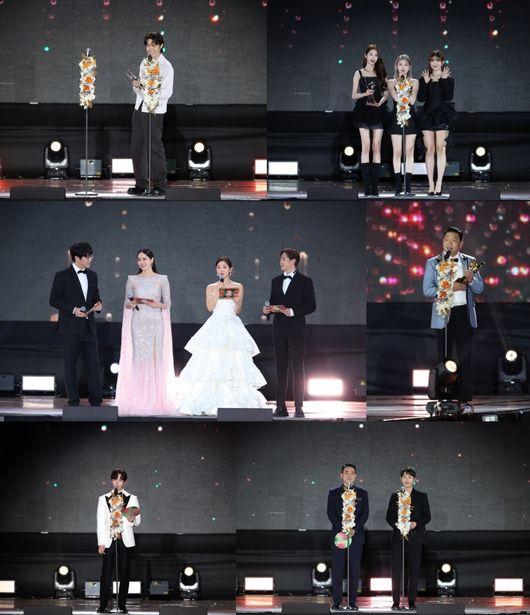 第37回ゴールデンディスクアワードの受賞者のステージ、各アーティストがトロフィーを持ちながら誇らしげにポーズを決める場面