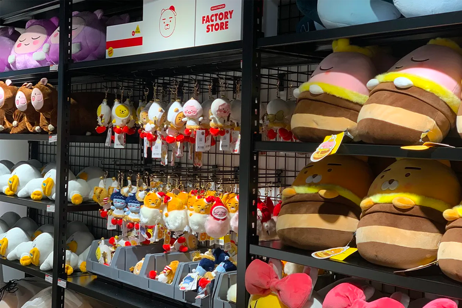 대전 타임월드 갤러리아 백화점의 카카오프렌즈 매장 인테리어, Kakao Friends Time World Gallery in Daejeon depicting innovative and colorful in-store decoration.
