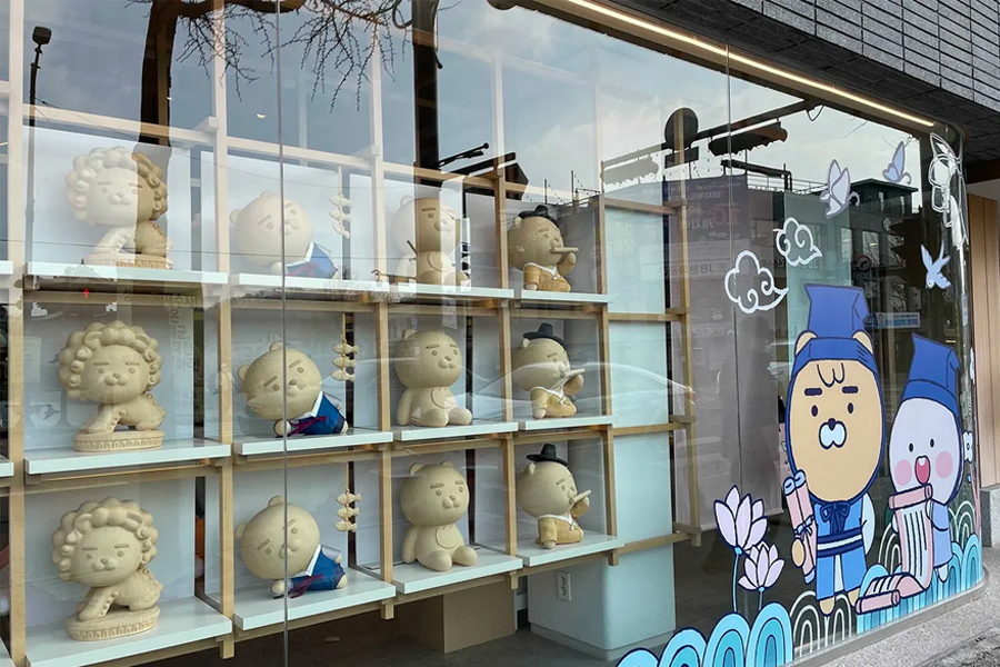 전주 한옥마을과 함께하는 전주지역 카카오프렌즈 매장, Kakao Friends store in Jeonju Hanok Village, blending modern creativity with traditional vibes.