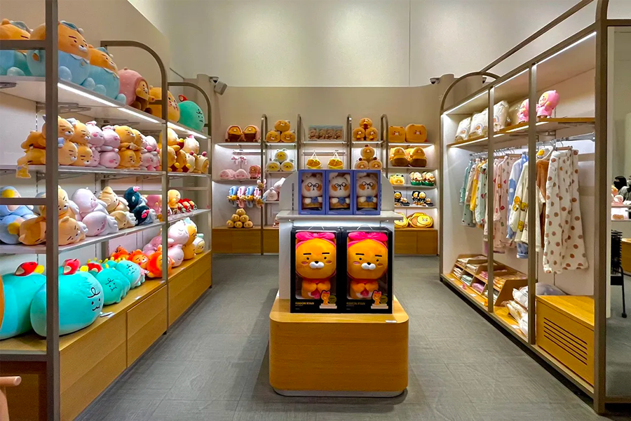 카카오프렌즈 부산점 외관과 장식, Kakao Friends Busan Store exterior with creative decorations, showcasing regional branding.