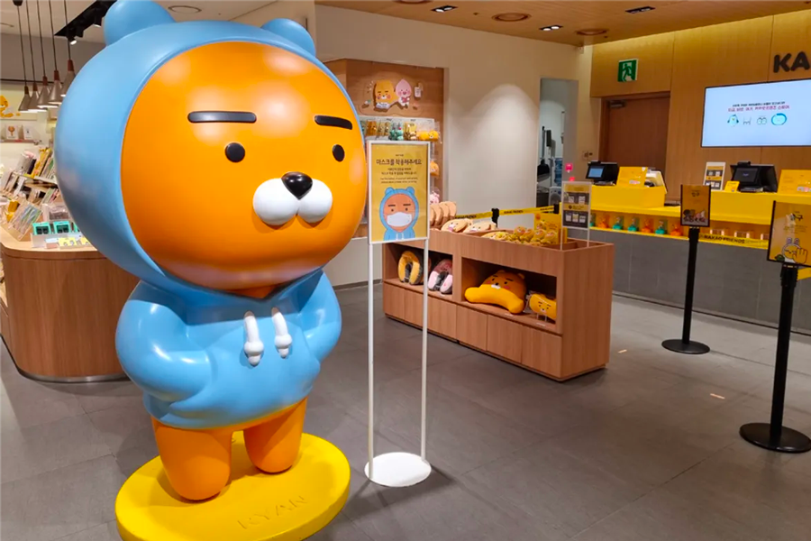 대구 동대구역 신세계백화점 카카오프렌즈 코너, Kakao Friends corner in Daegu's Shinsegae Department Store, displaying an array of character products.