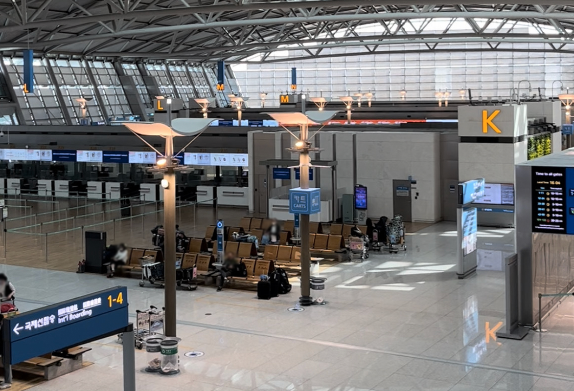 仁川國際機場的大廳景色，展示了等候區和多個航班指示牌