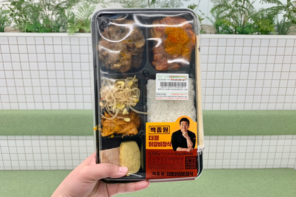 CU便利店的白種元雙拼炒辣雞便當，包括各色配菜及主菜，精心搭配滿足美食愛好者的需求。