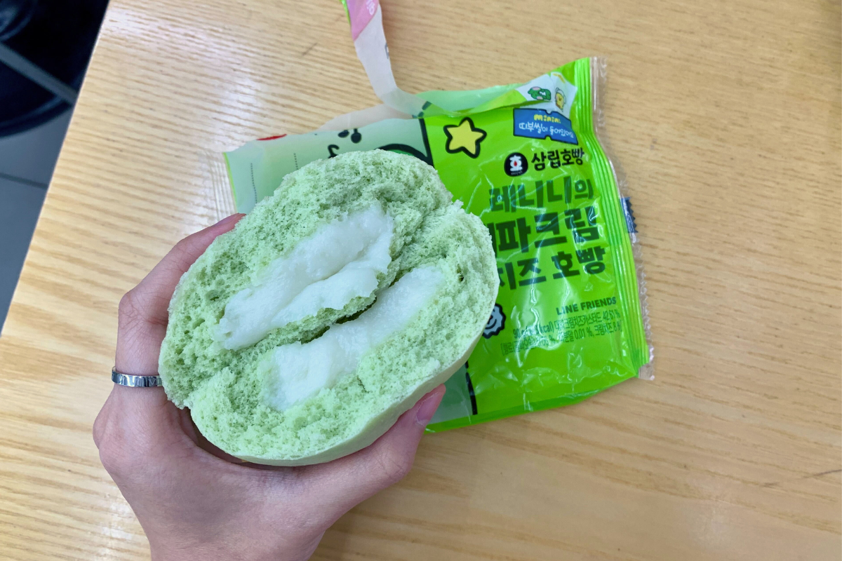 切開大葱忌廉芝士包後，內部豐富的芝士內餡搭配著淡淡的大葱香氣，口感柔滑可口。