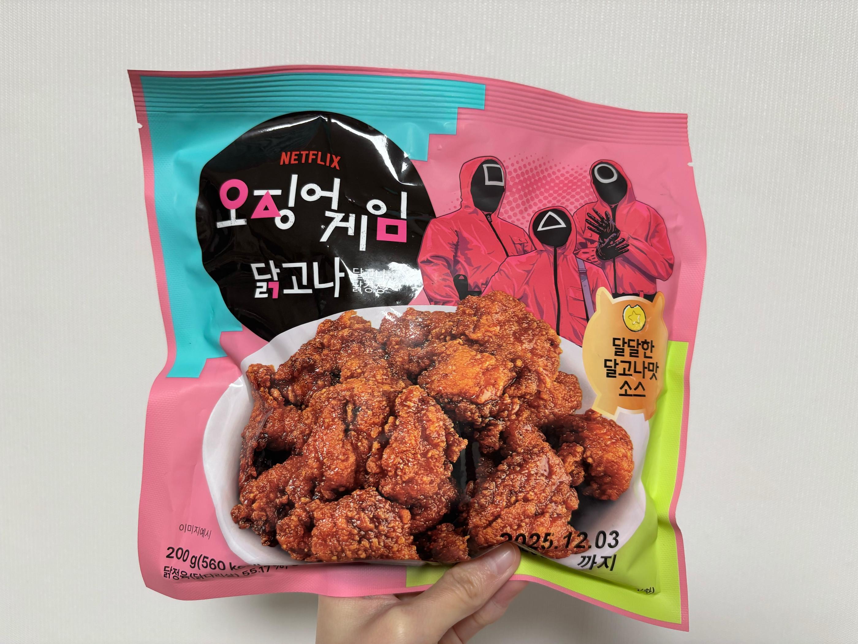 受到《魷魚遊戲》啟發的糖餅味炸雞，韓國便利店販售，甜鹹組合的獨特滋味，讓人驚喜。