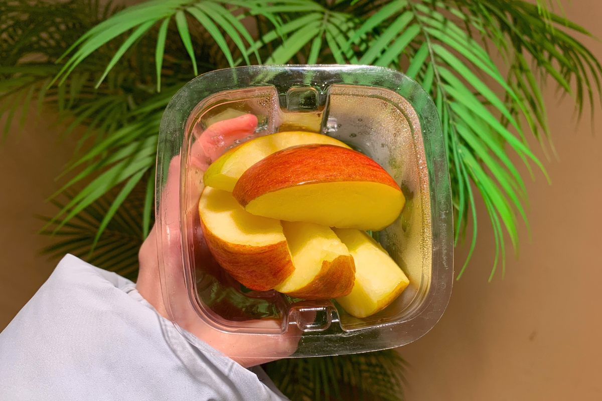 透明盒內部盛放著紅潤的薄荷風味蘋果片，清新爽口，適合健康小點心的選擇。