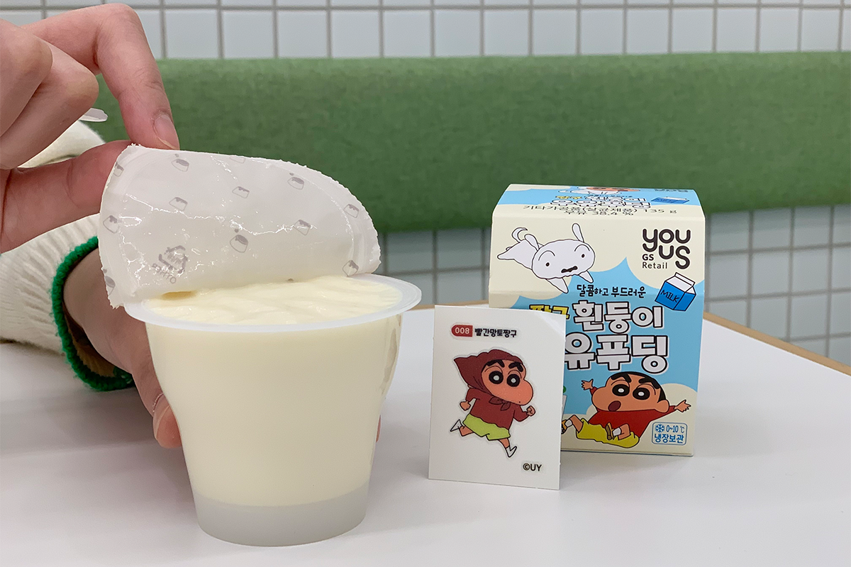 小白牛奶布甸開封後，呈現出嫩白細膩的布丁質感，口感滑潤，為甜食愛好者的理想選擇。