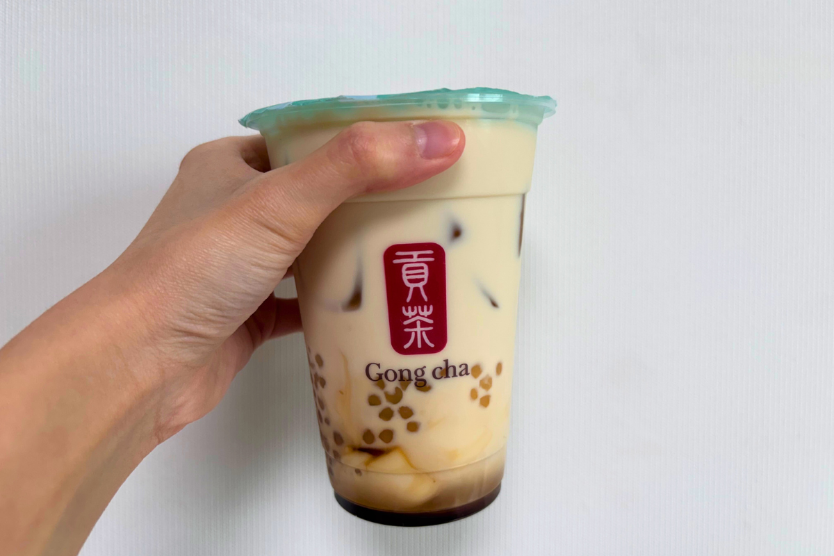 香港公茶品牌推出的黑糖豆腐花鮮奶，配以迷你珍珠和豆腐花，口感滑嫩，滋味誘人。