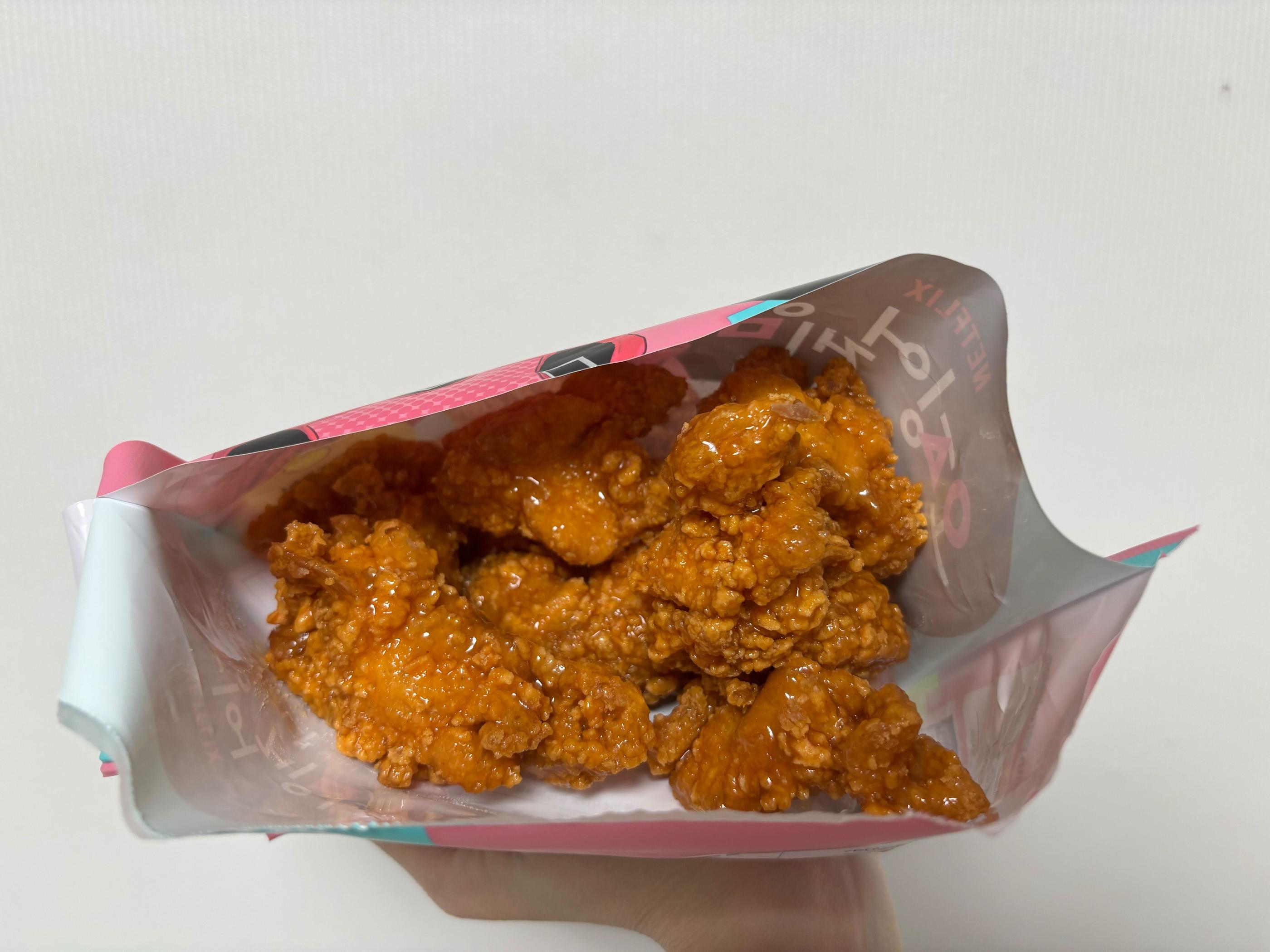 袋中呈現的糖餅味炸雞，酥脆的外層包裹著獨特調味的糖餅味，散發出甜鹹醬油香氣。