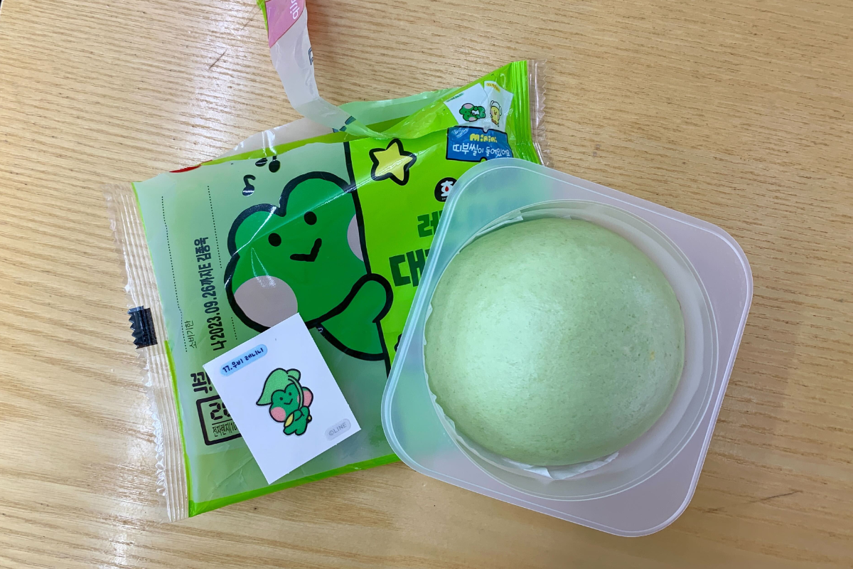 CU便利店推出的大葱忌廉芝士包，外包裝印有可愛卡通大葱角色，透出了可愛與美味的元素。