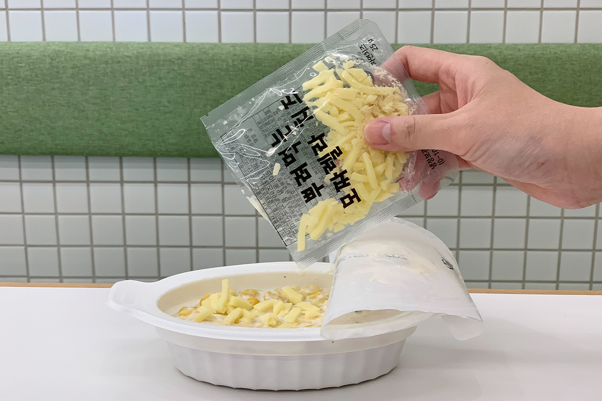 CU便利店的焗烤芝士粟米，封閉包裝內附帶芝士包裝，讓食客方便輕鬆加熱享用美味。