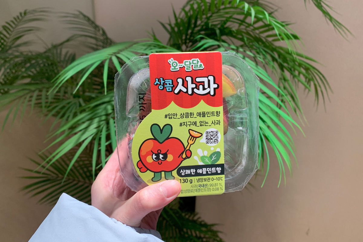 CU便利店推出的薄荷風味蘋果，外包裝上印有可愛蘋果卡通圖案，標示著新鮮水果的信息。