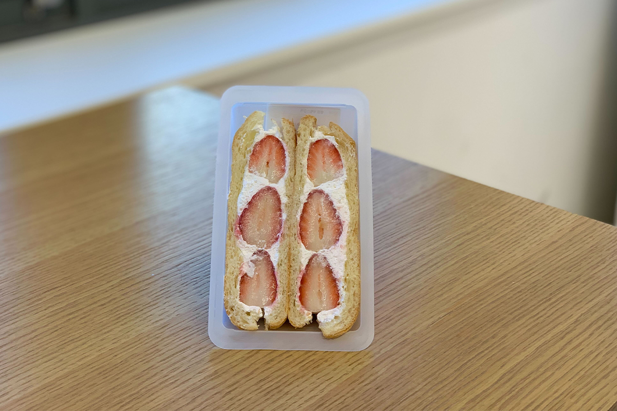 小朋友們特別喜愛的士多啤梨酥皮三文治，伴隨可愛貼紙，讓餐點充滿童趣與樂趣。