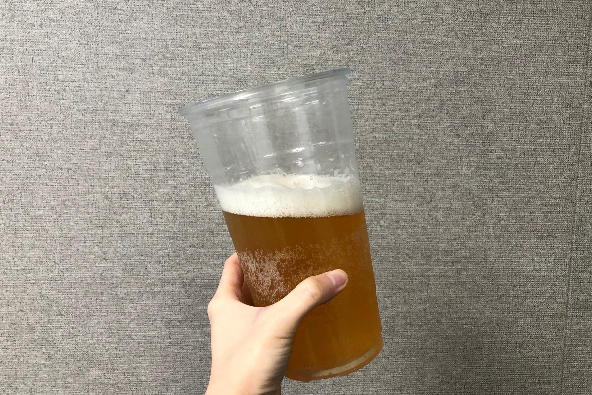 倒出的BEURRE奶油啤酒，金黃色澤帶氣泡，清涼爽口，是炎熱夏季的解暑佳飲。