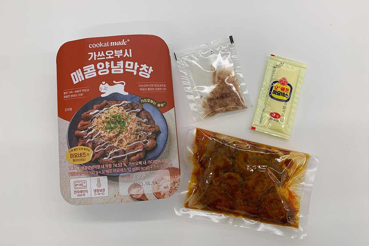 微波加熱後的辣味烤豬大腸，透出香辣美味，豬大腸質地軟糯，令人回味無窮。