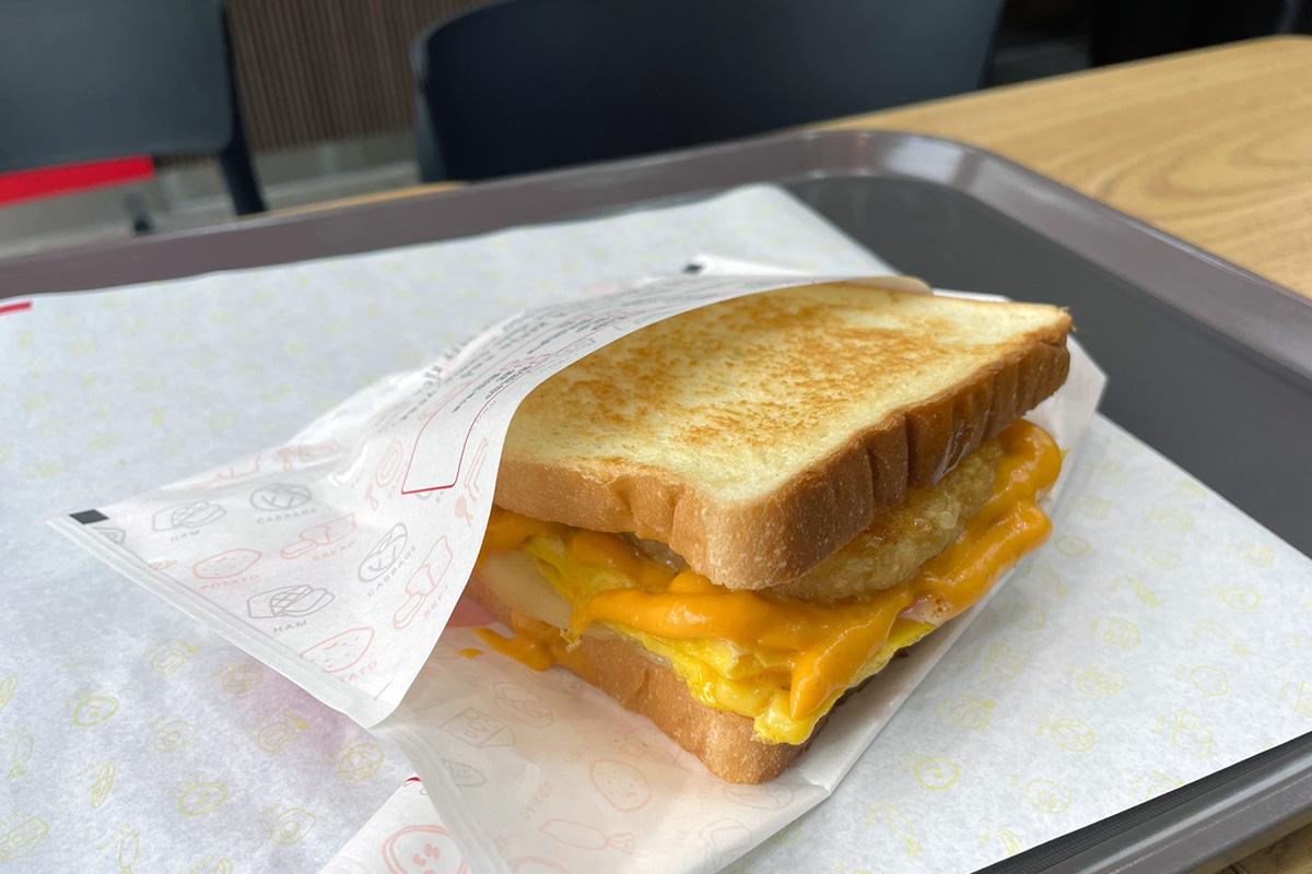 Primer plano de una tostada de pizza de Isaac Toast recién preparada