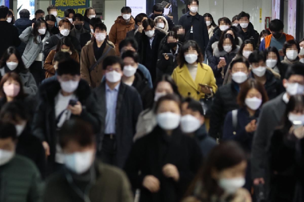 韓國地鐵站內乘客戴著口罩在月台等候，顯示公共交通上人羣的日常情況。