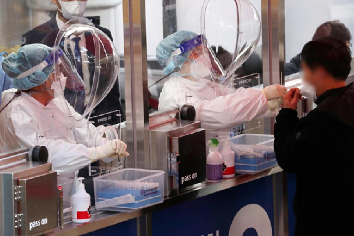 韓國一個檢疫站，防疫工作人員穿著防護衣進行新冠病毒檢測工作，確保防疫措施的落實。