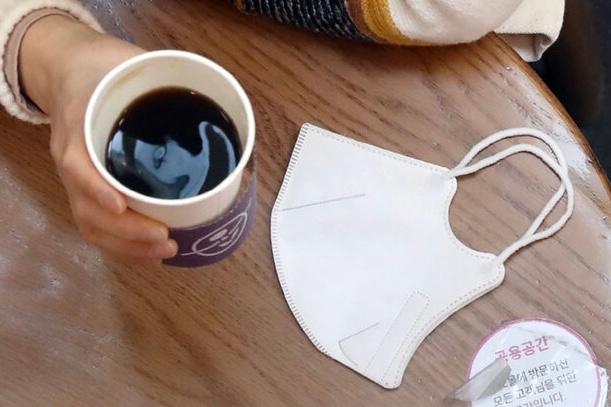 室内マスク、今月30日から外す「公共交通機関では着用」