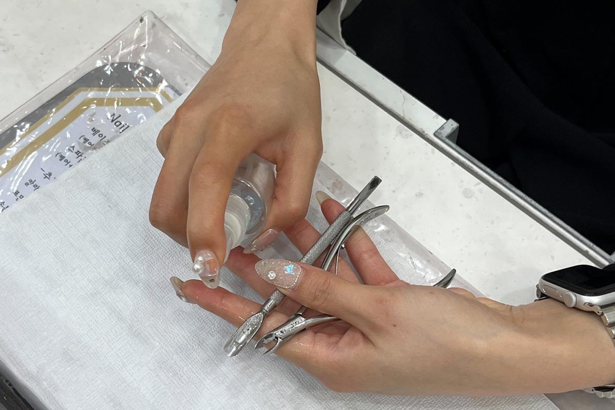 Technician sterilizing tools at Ohneulgwa Dareun Nail Salon, prioritizing sanitation and customer safety.