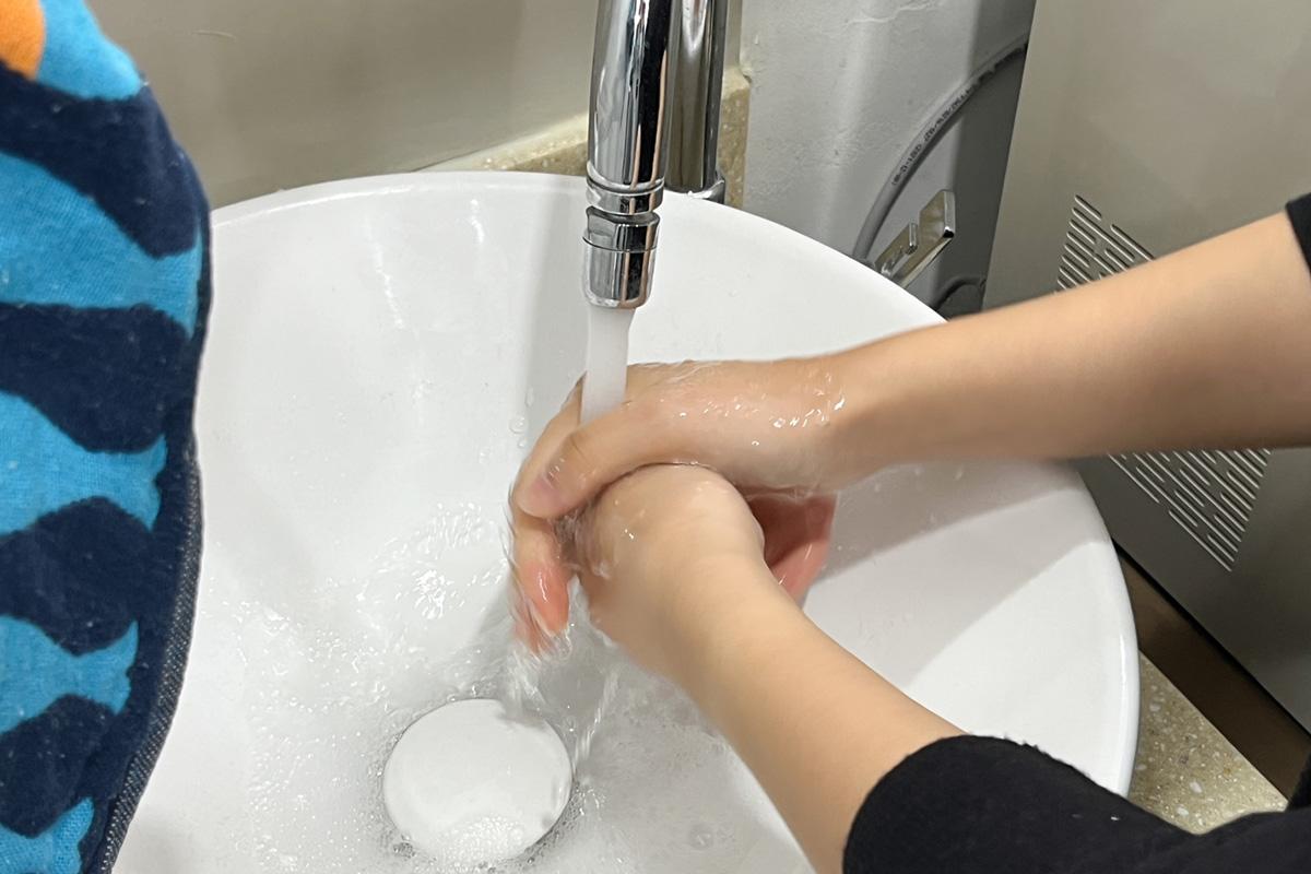 Customer washing hands at Ohneulgwa Dareun Nail Salon's dedicated sink area, ensuring hygiene before service.