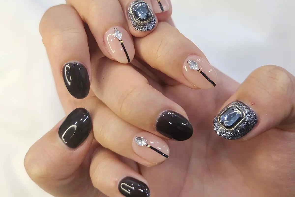 計算されたデザインと装飾が特徴のクールでモダンなネイルアート。ファッションに個性をプラスする。