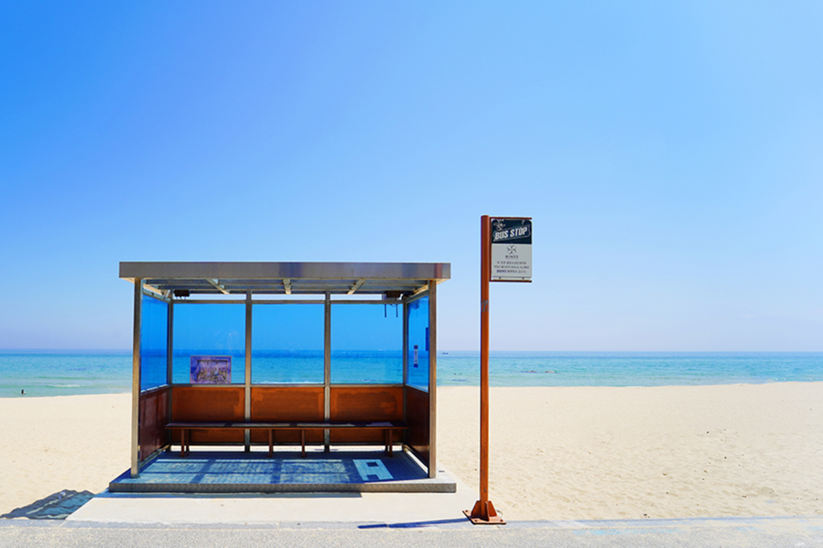 Hyangho Beach di Gangneung, berhenti bus yang ikonik dan pernah menjadi lokasi pemotretan sampul album BTS.