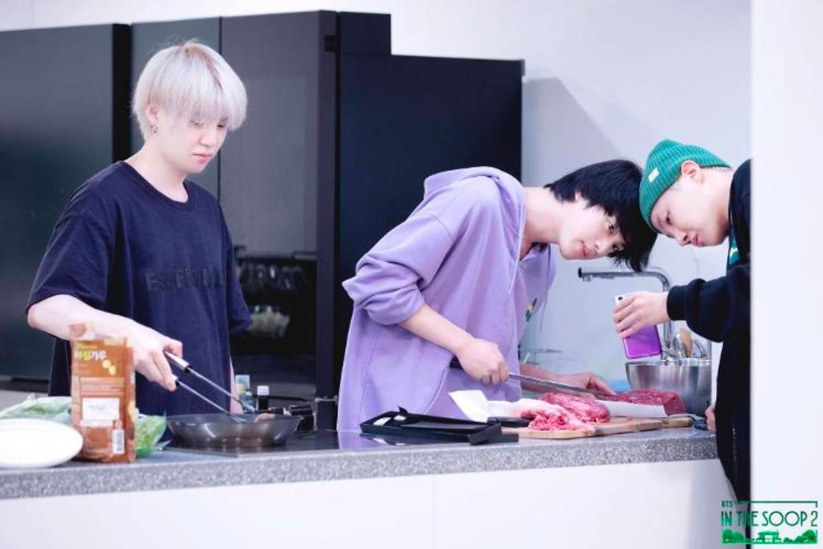 Ruang media Seoul HiKR Ground menampilkan seni media dengan tampilan digital besar.