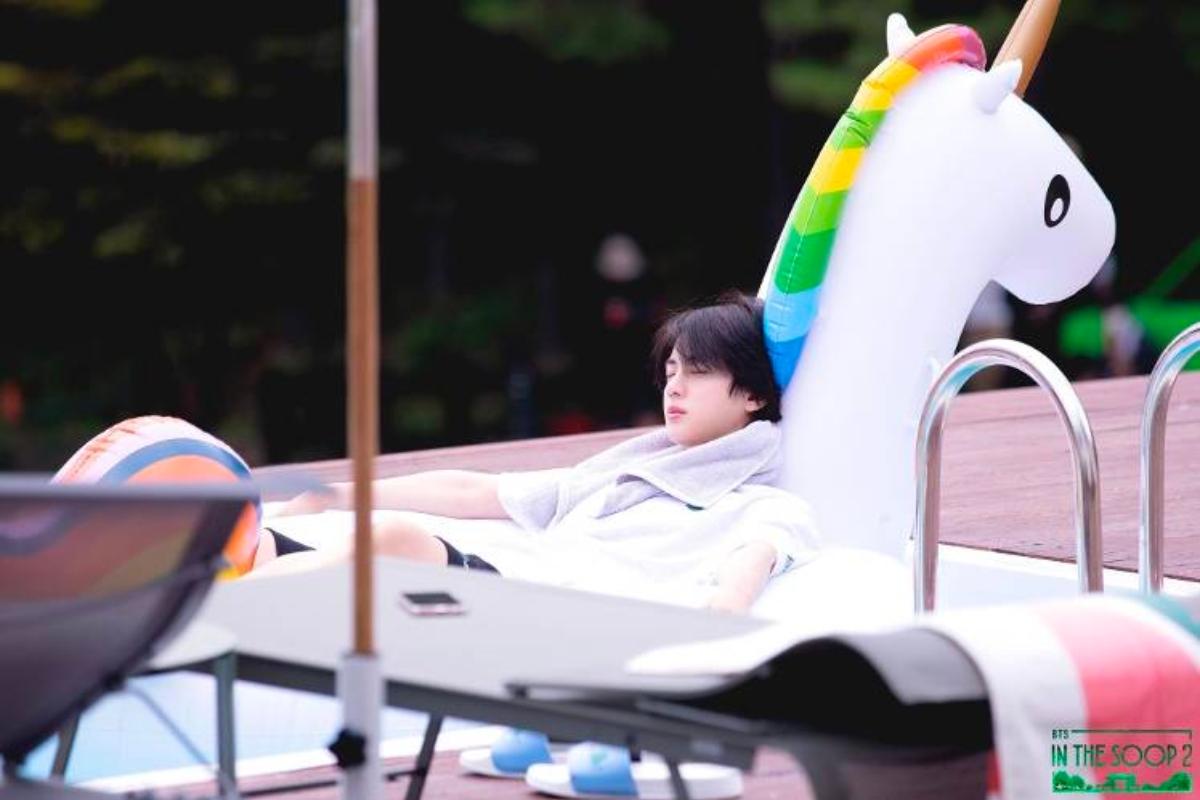 Pantai Hyangho dengan pasir putih, air jernih, dan berhenti bus di tepi pantai.