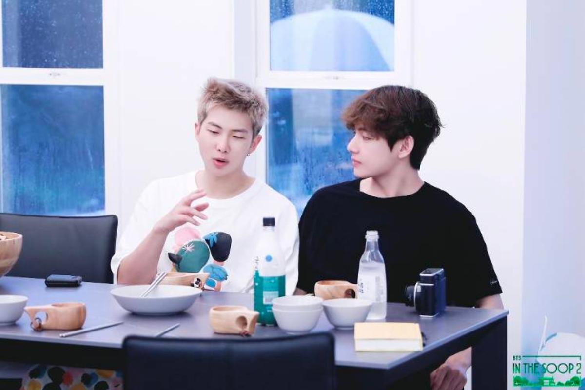 Jalur masuk ke Seoul HiKR Ground dilihat dari luar, dengan bangunan perkantoran di sekitar.