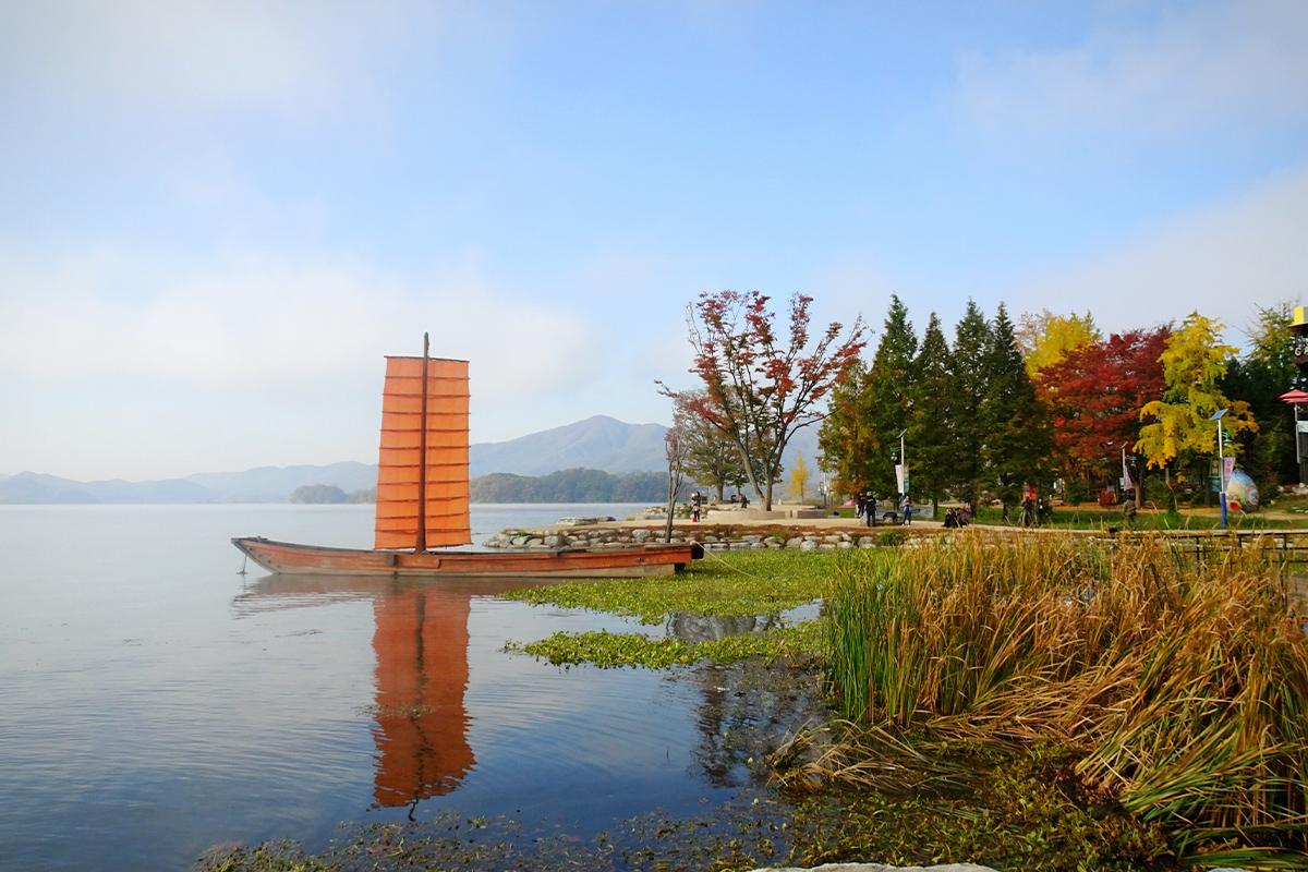 Pemandangan perahu tradisional dengan latar belakang musim gugur di Dumulmeori.
