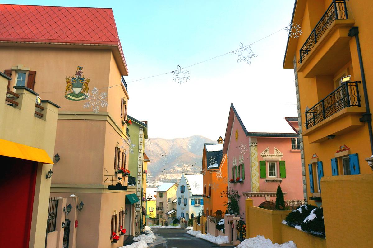 Jalanan yang romantis dengan bangunan berwarna-warni di Edelweiss Swiss Theme Park.