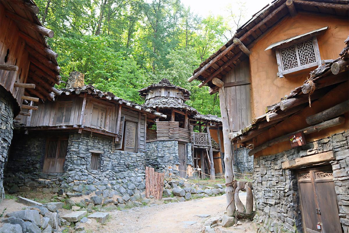 Desa Pandai Besi Goguryeo dengan rumah tradisional Korea terbuat dari kayu dan batu.