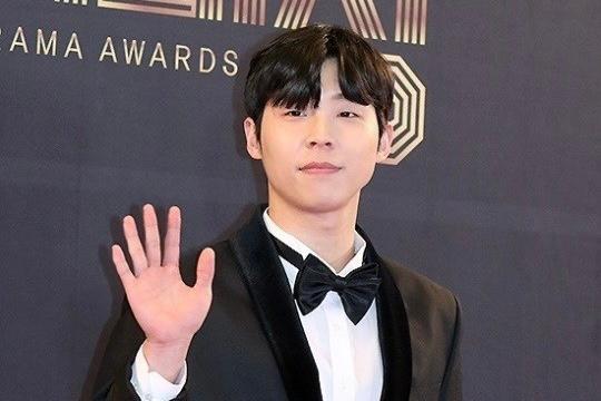 警察調査を受けてもドラマ撮影…ソン·ドクホ、「兵役不正」容疑で活動中断