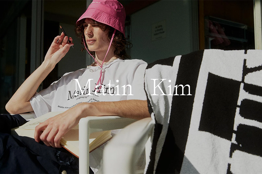 Thương hiệu thời trang Matin Kim, nổi bật với túi xách thời trang và thiết kế cắt may tinh tế.