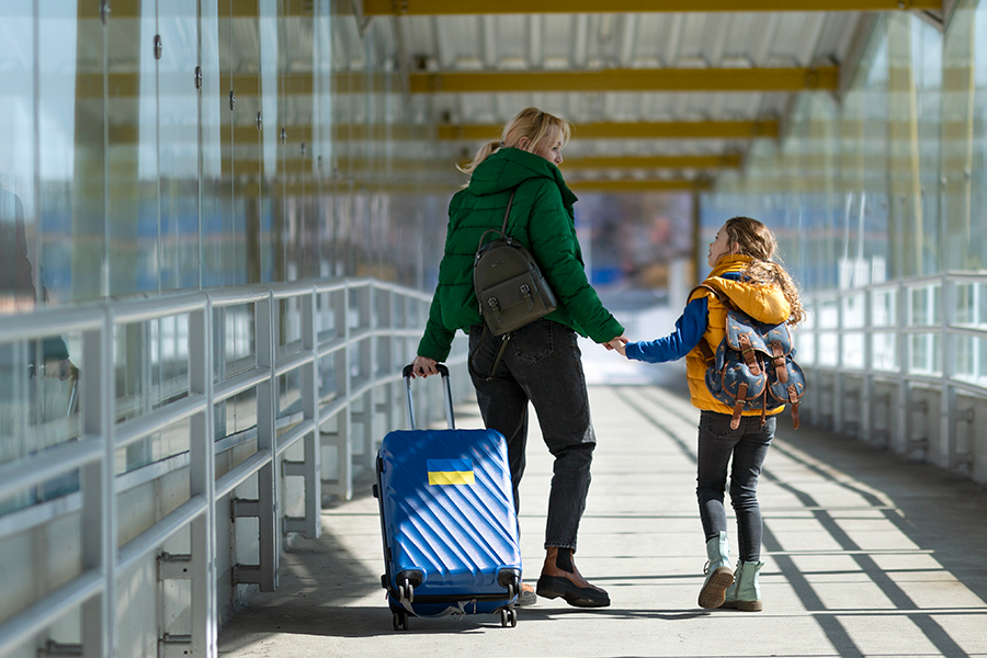在機場行走並拖著行李的留學生，尋找韓國實體貨幣交流的最佳方式 - 在仁川機場進行初次換錢的建議。