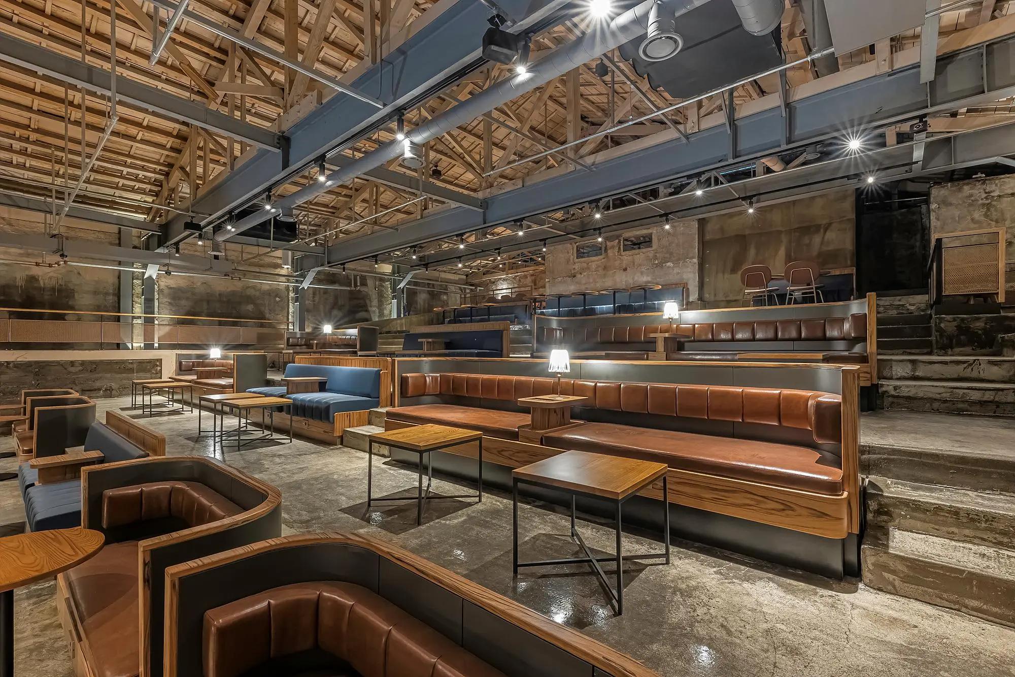 韓國京東市場Starbucks的上層座位區，展示了創意和復古設計的完美結合，吸引遊客拍照打卡。