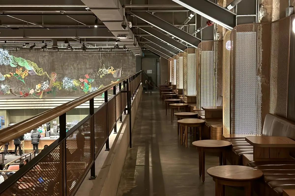 韓國京東市場Starbucks中庭，提供寬廣的空間，設有時尚的休息區和獨特的座椅設計。