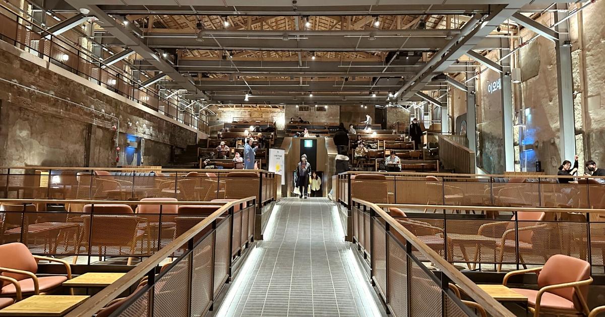 Nueva ubicación de Starbucks con temática de teatro en Seúl: Starbucks Kyungdong 1960