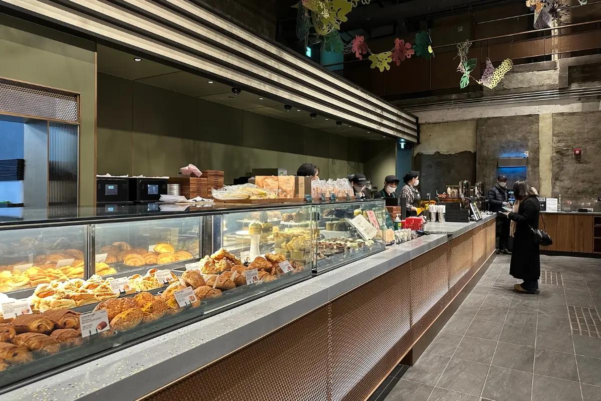 韓國京東市場Starbucks店內的點餐櫃枱，陳列著各式各樣的糕點和飲品，讓人食指大動。