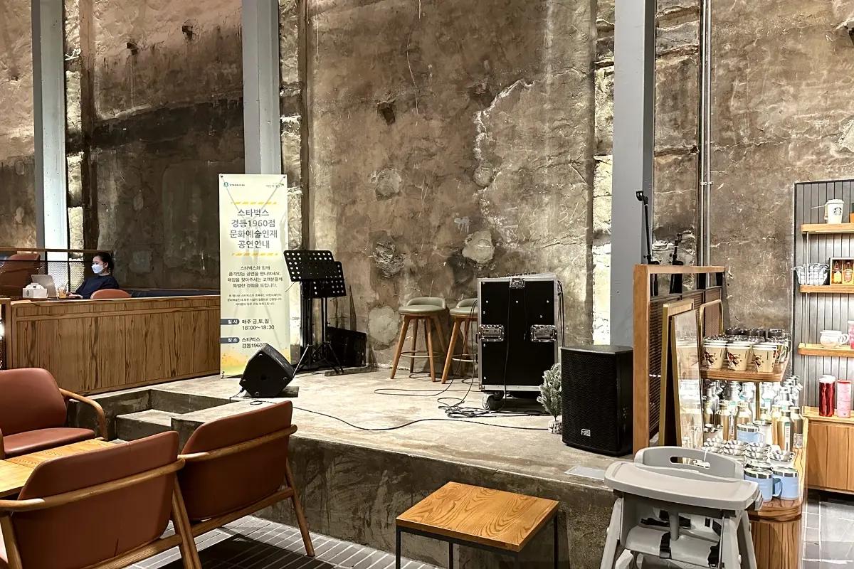 從上方俯瞰韓國京東市場Starbucks的全景，展示了其寬敞的內部設計與藝術裝飾的融合。