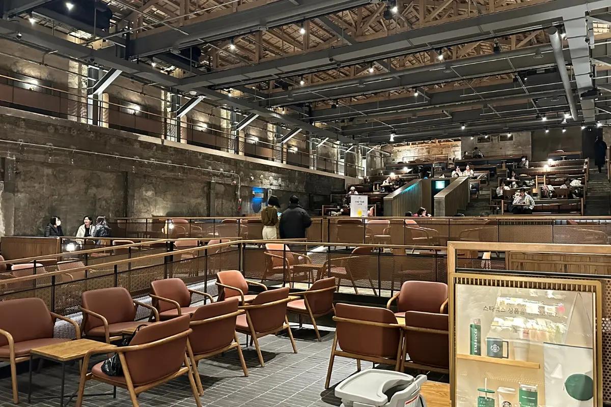 韓國京東市場Starbucks店內的座位區域，設有舒適的座椅，給予顧客放鬆的空間氛圍。