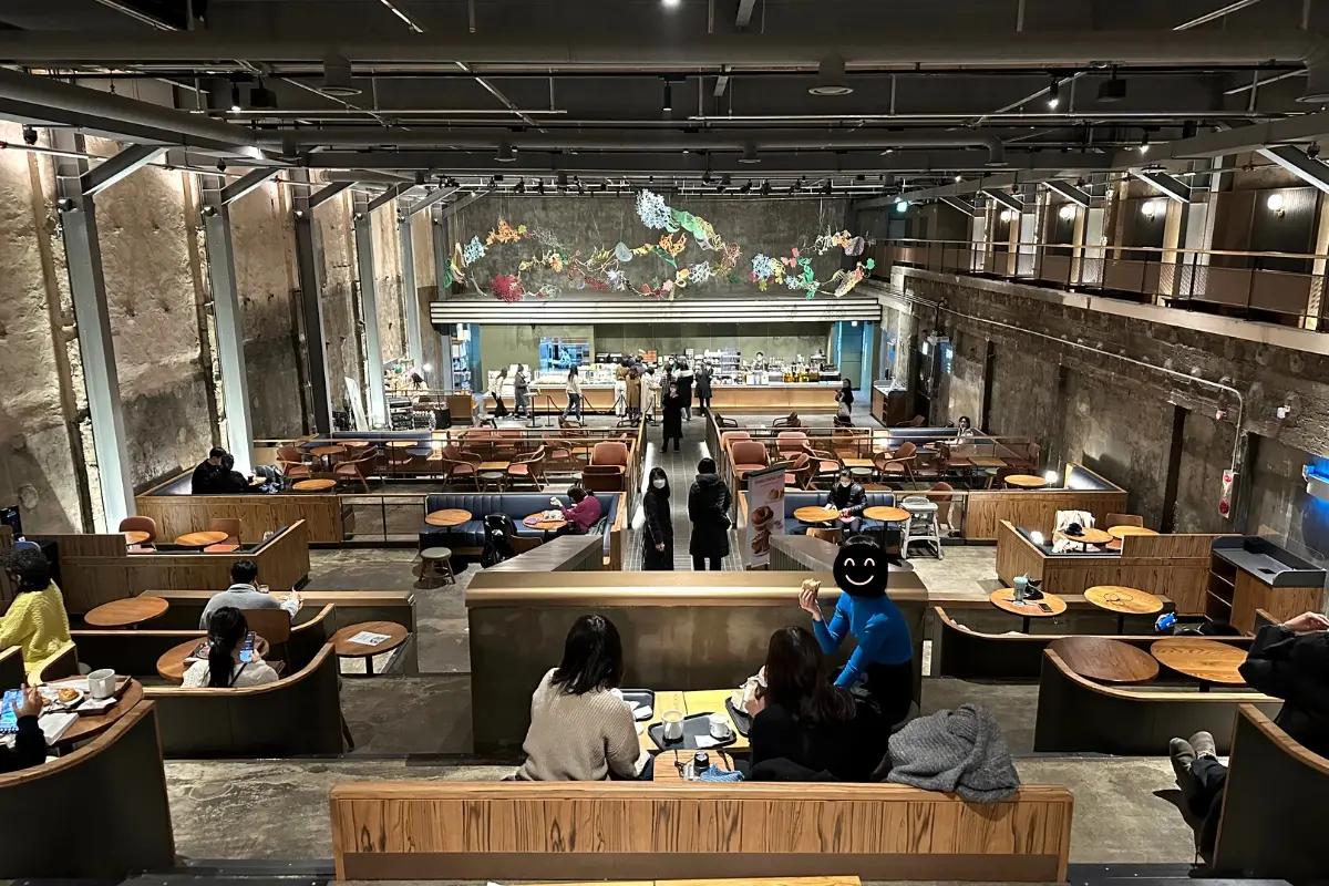 韓國京東市場Starbucks側廊座位區，放置著木質桌椅，提供隱私且舒適的用餐環境。