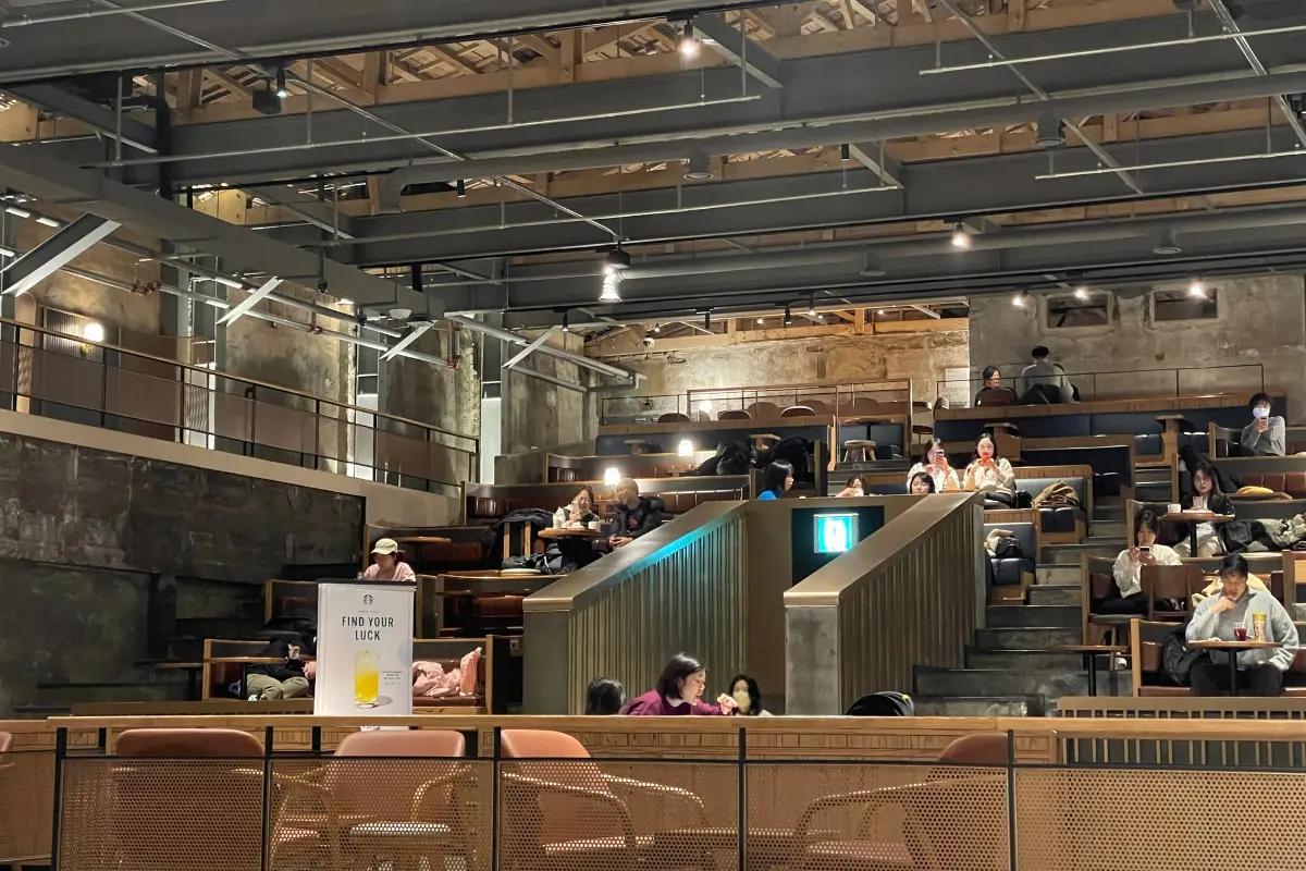 韓國京東市場Starbucks座位區，設計靈感來源於劇院，採用了古典木質座椅，散發著懷舊氛圍。
