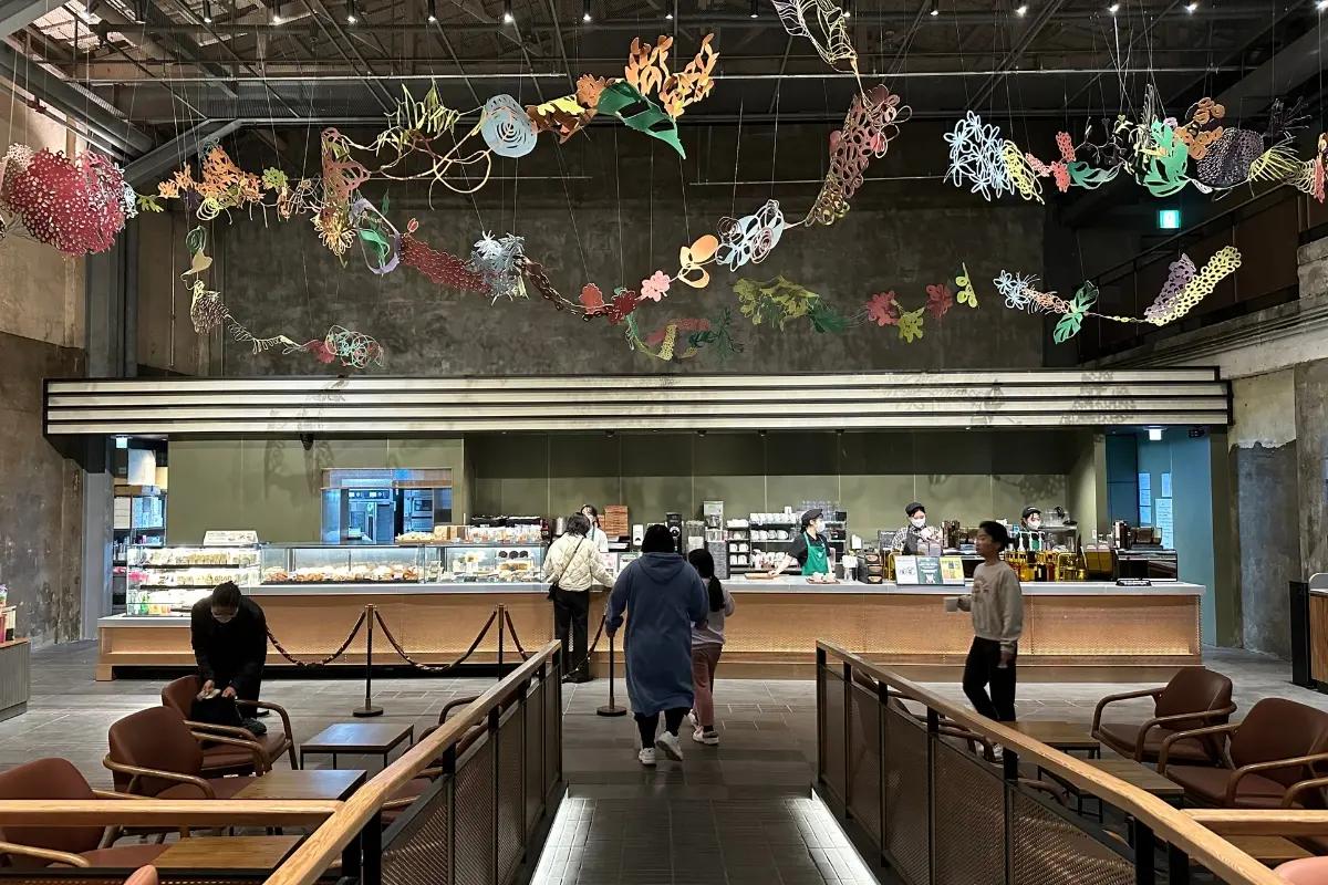 位於韓國京東市場復古設計的Starbucks店面，內部寬敞，帶有獨特的藝術天花板裝飾，吸引著人們的目光。