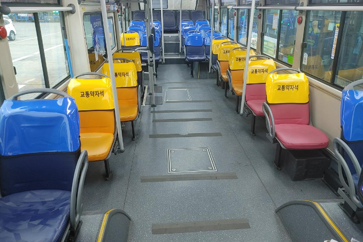Interior bus di Korea Selatan dengan kursi berwarna berbeda yang diperuntukkan bagi penyandang disabilitas, lansia, wanita hamil, dan anak-anak.