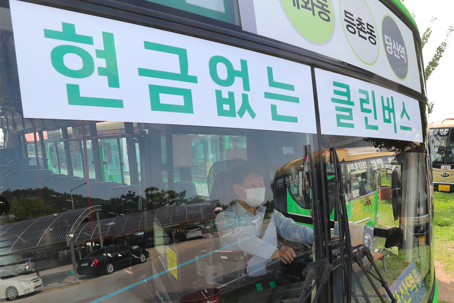 以無現金支付為特色的首爾公車，展示了韓國現代化交通系統的先進性。這種類型的巴士方便旅客選擇更加快捷的移動方式，鼓勵使用交通卡支付。