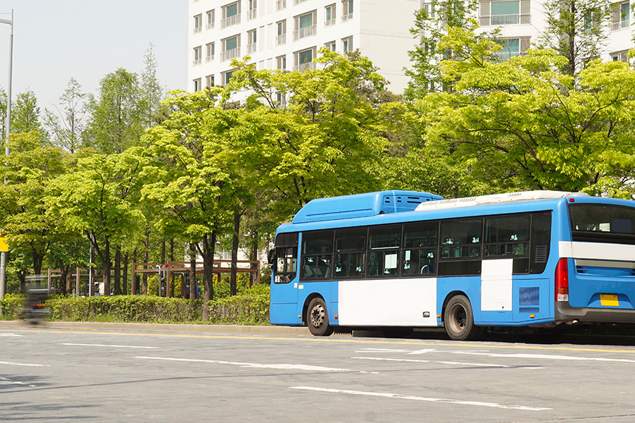 韓國街道上行駛的藍色公車，顯示典型市內巴士的樣貌。韓國市內巴士為城市交通提供便利，覆蓋面廣，不同於市外巴士。