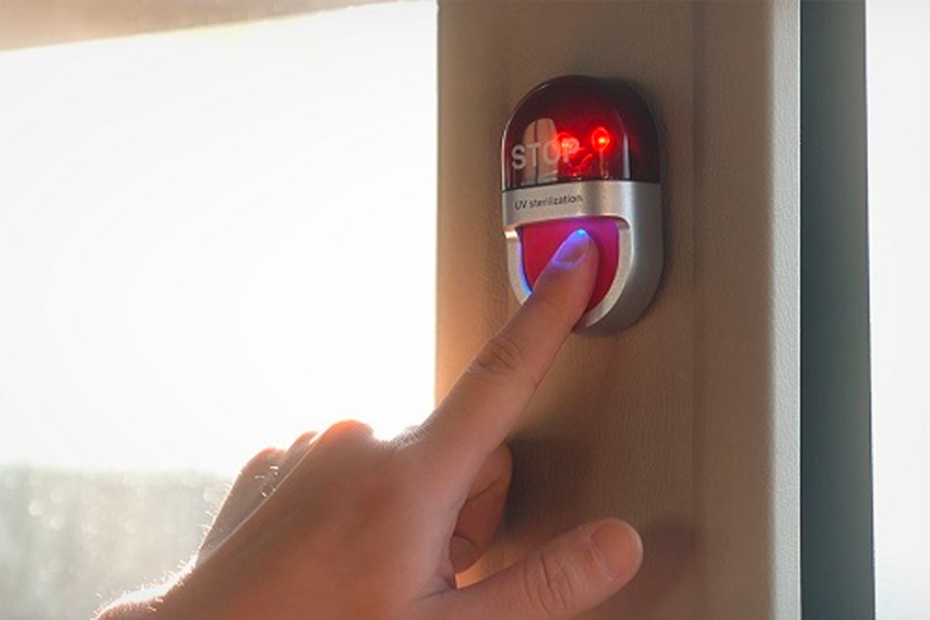 手指按壓韓國公車下車鈴，提醒乘客提前通知司機，以免錯過下車站點。此功能是韓國巴士搭乘禮儀的重要環節之一。