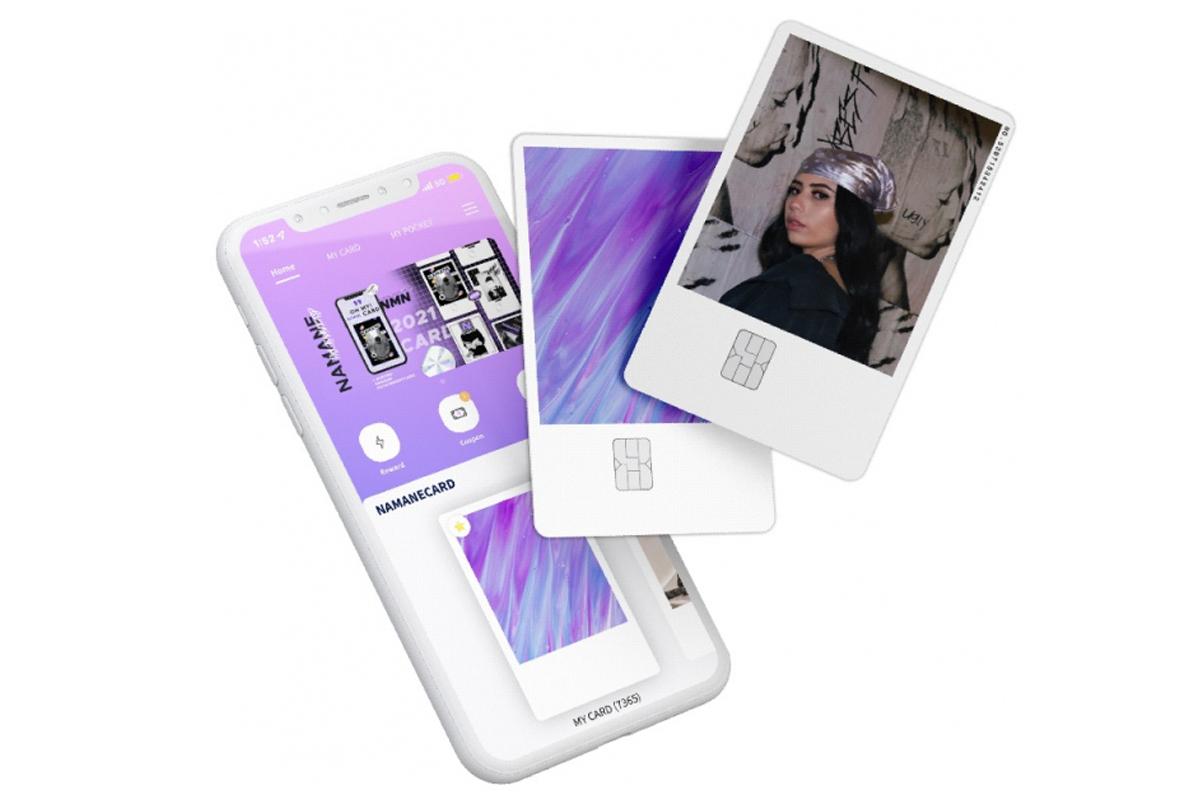Kartu NAMANE yang dapat digunakan untuk pembayaran transportasi dan pembelian offline, ditampilkan bersamaan dengan aplikasi smartphone.